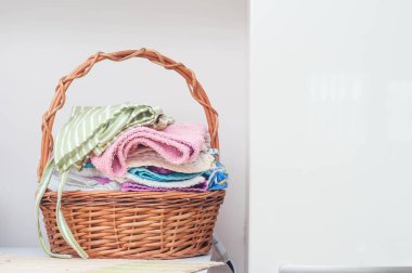 ahşap bir sepet mutfak renkli havlu katlanmış