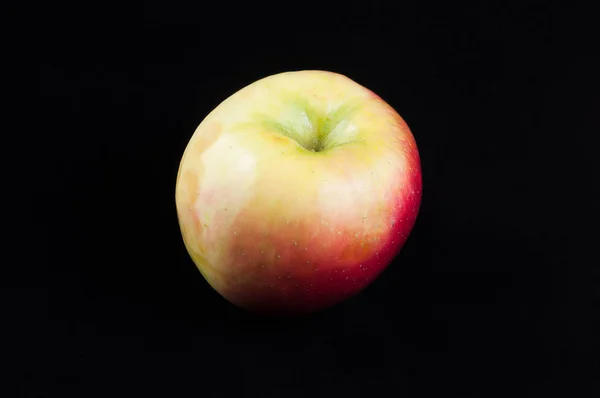 Frutas de maçã em um fundo preto comum — Fotografia de Stock