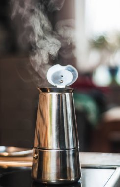 Bir kahve makinesi bir ocakta kaynayan ile atmosferik sıcak fotoğraf