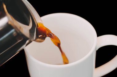 Günaydın için beyaz bir fincan sabah kahvesi.