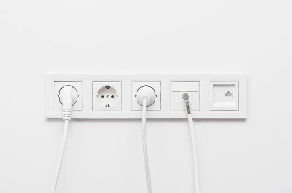 Conexión de dispositivos eléctricos enchufes de cableado para el diseño a —  Fotos de Stock