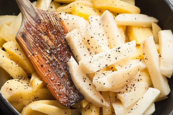 Cozinhar batatas fritas em casa como um lanche rápido — Fotografia de Stock