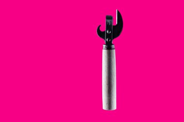 Düz bir arka plan üzerinde klasik eski konserve açacağı