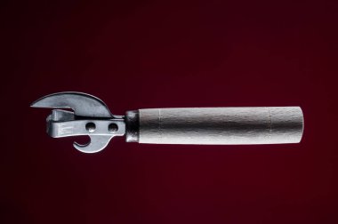 Düz bir arka plan üzerinde klasik eski konserve açacağı