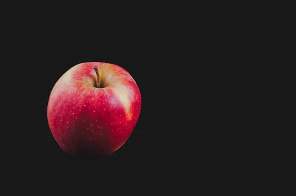 Frutas de maçã em um fundo preto comum — Fotografia de Stock