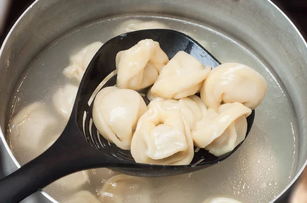 Su ve layi filtreleme için bir süzgeç üzerinde Köfte ravioli