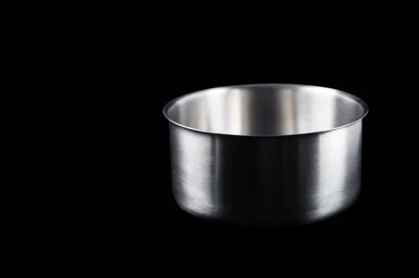 Ciotola in acciaio inox senza maniglia cucina su un backgroun nero — Foto Stock