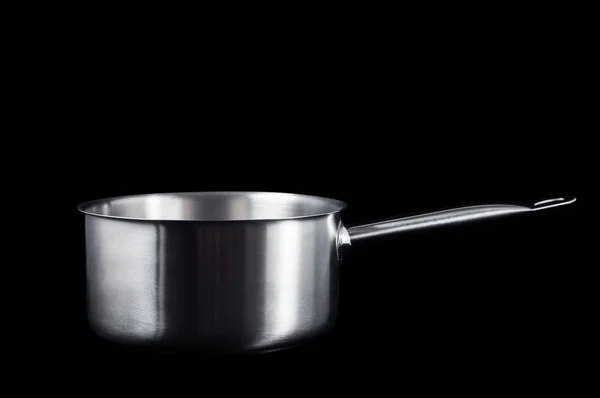 Edelstahl-Kochtopf mit Griff auf schwarzem Hintergrund, isoliert — Stockfoto