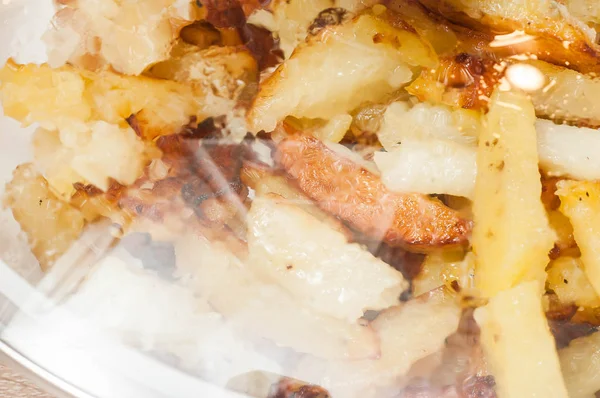 Готуємо смажену картоплю в домашніх умовах як швидку закуску — стокове фото