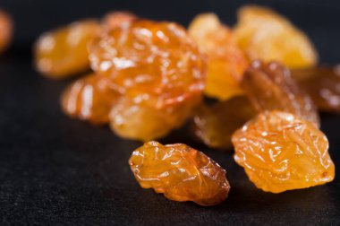 Karanlık arka plan da kuru üzüm yakın çekim, makro.