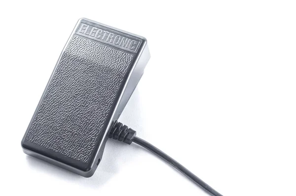 Bir whit üzerinde bir tel ile dikiş makinesi için siyah plastik pedal