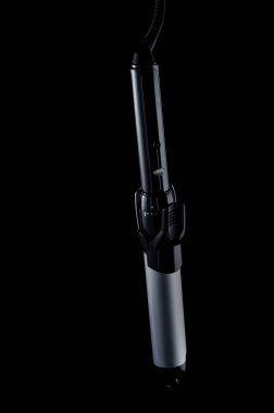 Siyah bir backgr üzerinde saç şekillendirme için modern güzel kıvırma demir