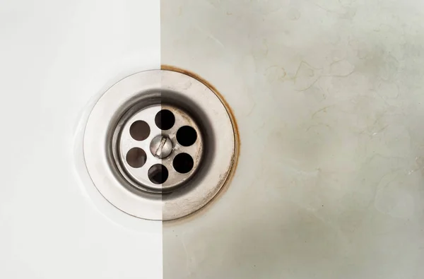 Özel bir jel ile beyaz seramik yıkama temizleme, fotoğraf önce ve