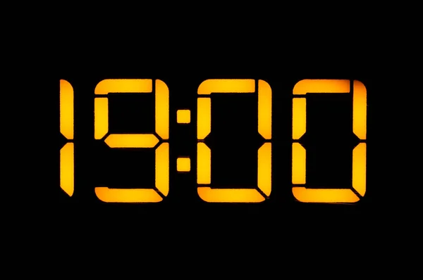 Relógio digital eletrônico com números laranja em um backgrou preto — Fotografia de Stock
