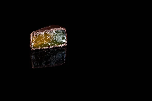 녹색과 노란색의 젤리 사탕에 초콜릿과 함께 사용 — 스톡 사진
