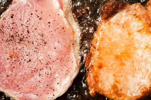 Koken twee steaks close-up. Gesneden vlees filet — Stockfoto