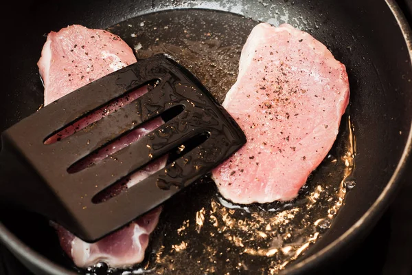 Μαγειρεύοντας δύο μπριζόλες κοντινό. Φιλέτο κρέας σε φέτες — Φωτογραφία Αρχείου