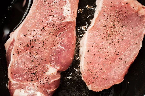 Koken twee steaks close-up. Gesneden vlees filet — Stockfoto