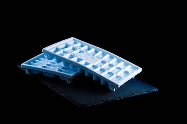 냉동 얼음 조각과 돌 접시에 냉장고에 대한 형태 O — 스톡 사진