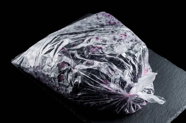 냉동 수제 건포도에 비닐 봉지에 돌 접시에 — 스톡 사진