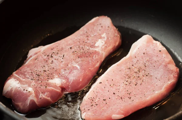 Koken twee steaks close-up. Gesneden vlees filet — Stockfoto