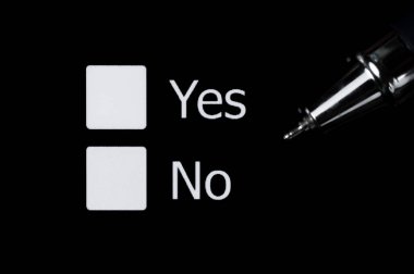 Evet ve hayır arasında formda seçim. Bir onay işaretine bir onay işareti koyun