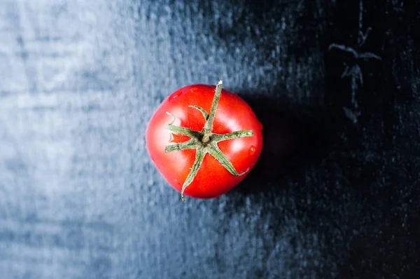 닥터에 검은 나무 배경에 집에서 만든 아름다운 빨간 토마토 — 스톡 사진