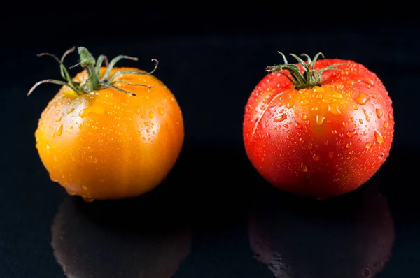 방울에 젖은 돌 표면에 다채로운 빨간색과 노란색 토마토 — 스톡 사진