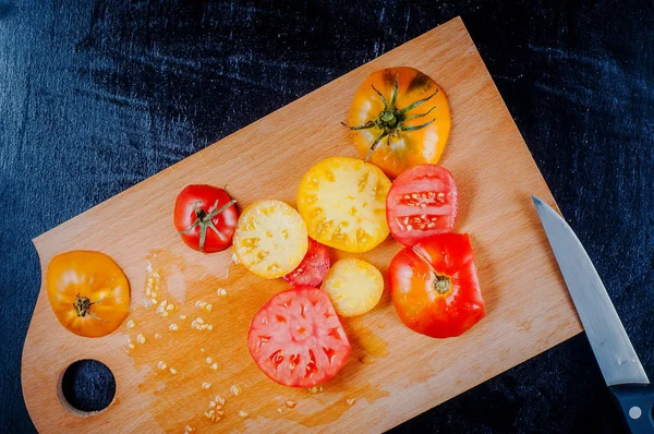 나무 판에 얇게 썬 토마토 샐러드에서 남은 음식 — 스톡 사진