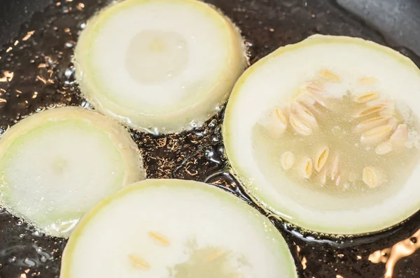 Fruit thuis gesneden courgette in een pan in zonnebloemolie. — Stockfoto