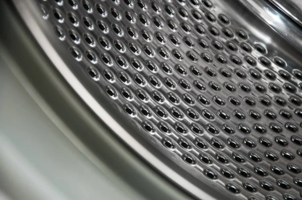 Afvoeren van een wasmachine drum close-up. Gaten voor het draineren wa — Stockfoto