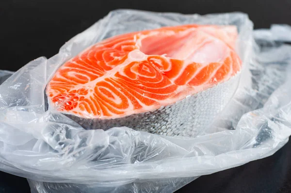 Big Zalm Biefstuk Een Open Zak Een Zwarte Achtergrond — Stockfoto