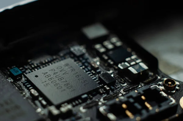 Kiev, Ukrayna - 6 Mayıs 2020: iphone se anakartındaki alıcı verici.