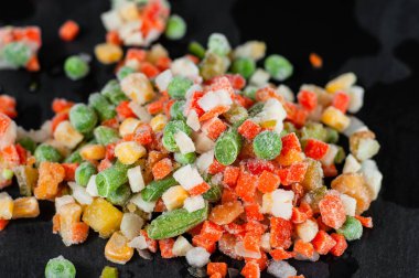 Çeşitli donmuş sebzeler bezelye, mantar, mısır, kuşkonmaz, fasulye, havuç, biber, soğan, kereviz.