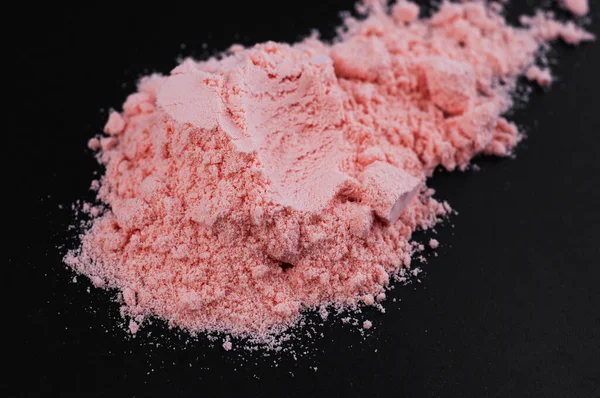 Pinkfarbenes Proteinpulver Mit Erdbeergeschmack Auf Schwarzem Hintergrund Sportergänzungsmittel Und Ernährung — Stockfoto