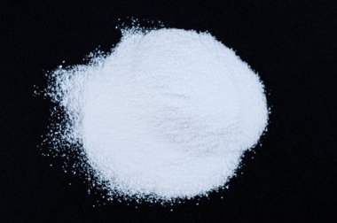 Siyah arka planda beyaz kreatin tozu. Spor takviyeleri ve iyileşme ve ilerleme için besin