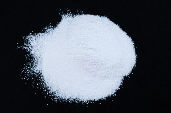 Siyah arka planda beyaz kreatin tozu. Spor takviyeleri ve iyileşme ve ilerleme için besin