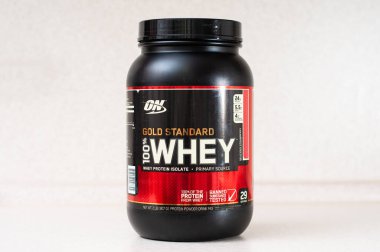 Kiev, Ukrayna 31 Mayıs 2020: Çilek aromalı optimum beslenme protein tozu altın standardı masada.