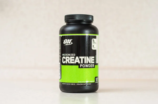 Kiev, Ukrayna - 31 Mayıs 2020: Masanın üzerinde duran siyah kapalı kreatin tozu kavanozu