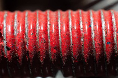 Kırmızı boyayla kaplanmış saç tokası, makro.