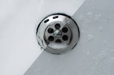 Deterjan kullanmadan önce ve sonra banyo yüzeyi yenileme işlemi