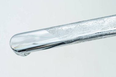 Deterjanın krom yüzeyler üzerindeki etkisini gösteren bir örnek. Banyo musluğu örneğini kullanarak.