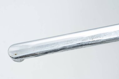 Banyoda krom kaplama parlak su musluğu. Yıkanmadan önce ve sonra özel deterjanlar ile yıkama ve temizleme.