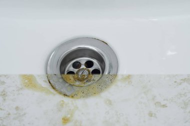 Seramik ve demir parçaları örneğini kullanmadan önce ve sonra deterjanların hareketlerinin resimsel bir örneği