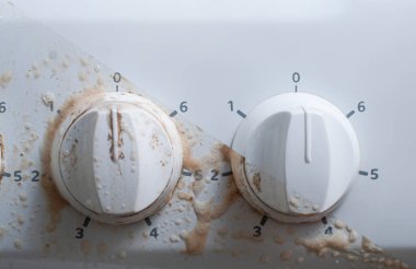 Özel deterjanlar kullanarak kıvırcık toprağın temizlenmesi öncesinde ve sonrasında elektrikli soba sobası anahtarı.