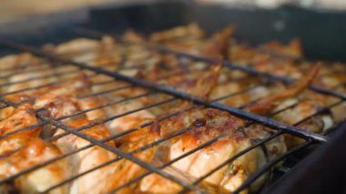 Tavuk kanatları ızgarada yakın plan ızgarada kızartılır. Yüksek kaliteli FullHD görüntüler