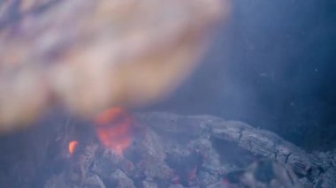 Kömürleri ızgaraya yerleştirmek ve eti kızartmak, yakın plan. Yüksek kalite 4k görüntü