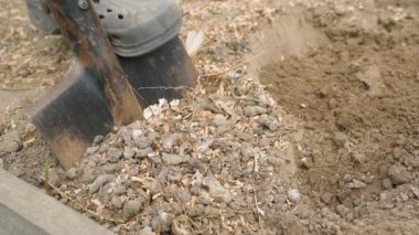 Sebze bahçesi yatağının toprağını tavuk gübresiyle karıştırmak, yavaş çekimde yakın çekim. Yüksek kaliteli FullHD görüntüler