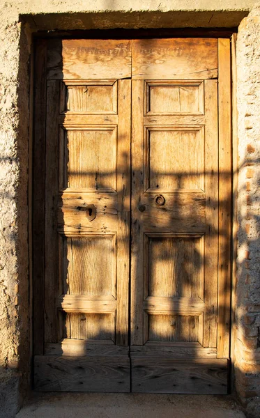 Ancient Wooden Door Old Stone Wall Front View — Stock Photo, Image