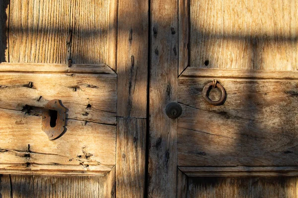 Ancient Wooden Door Old Stone Wall Front View — Stock Photo, Image